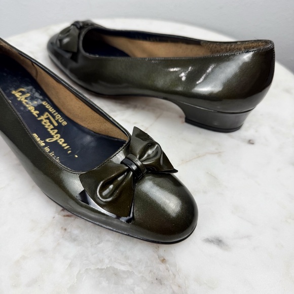 Salvatore Ferragamo Boutique Patent Leather Bow Pump Olive Green Size 6 - Picture 2 of 11
